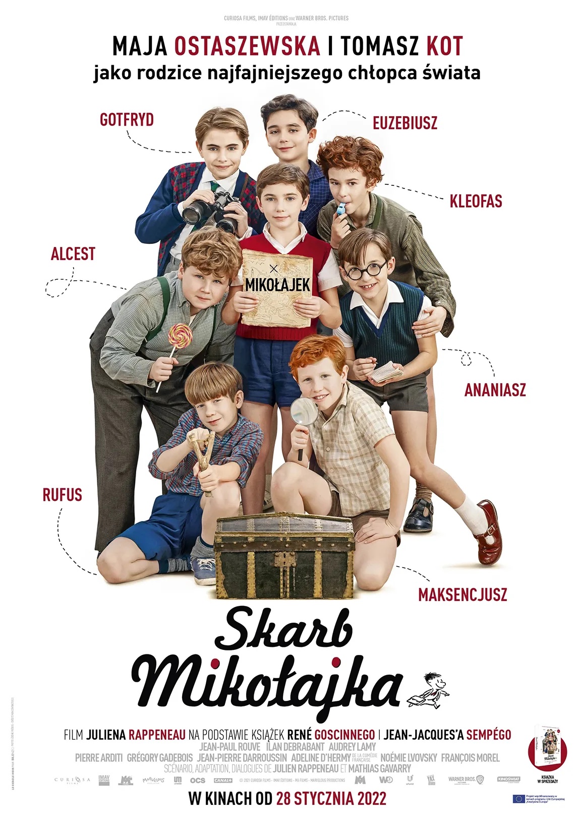 Skarb Mikołajka Maja Ostaszewska i Tomasz Kot jako rodzice najfajniejszego chłopca na świecie. Ośmiu chłopców stojących w grupie, trzymają lornetkę, lizaka, gwizdek, procę i lupę. Przed nimi stoi skrzynia. Chłopcy opisani imionami: Gotfryd, Euzebiusz, Alcest, Kleofas, Mikołajek, Rufus, Ananiasz. Skarb Mikołajka. Film Juliena Ruppeneau na podstawie książek Rene Gościnnego i Jean Jacques'a Sempego.