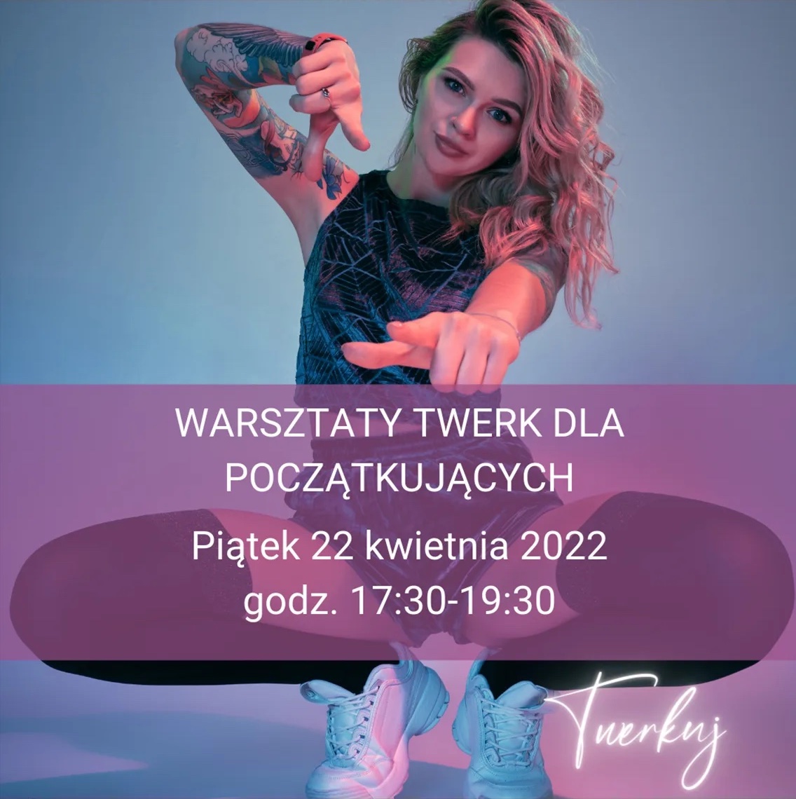 Kobieta siedząca na podłodze, wykonuje gesty rękoma. Treść: warsztaty twerk dla początkujących, piątek 22 kwietnia 2022, godzina 17.30-19.30