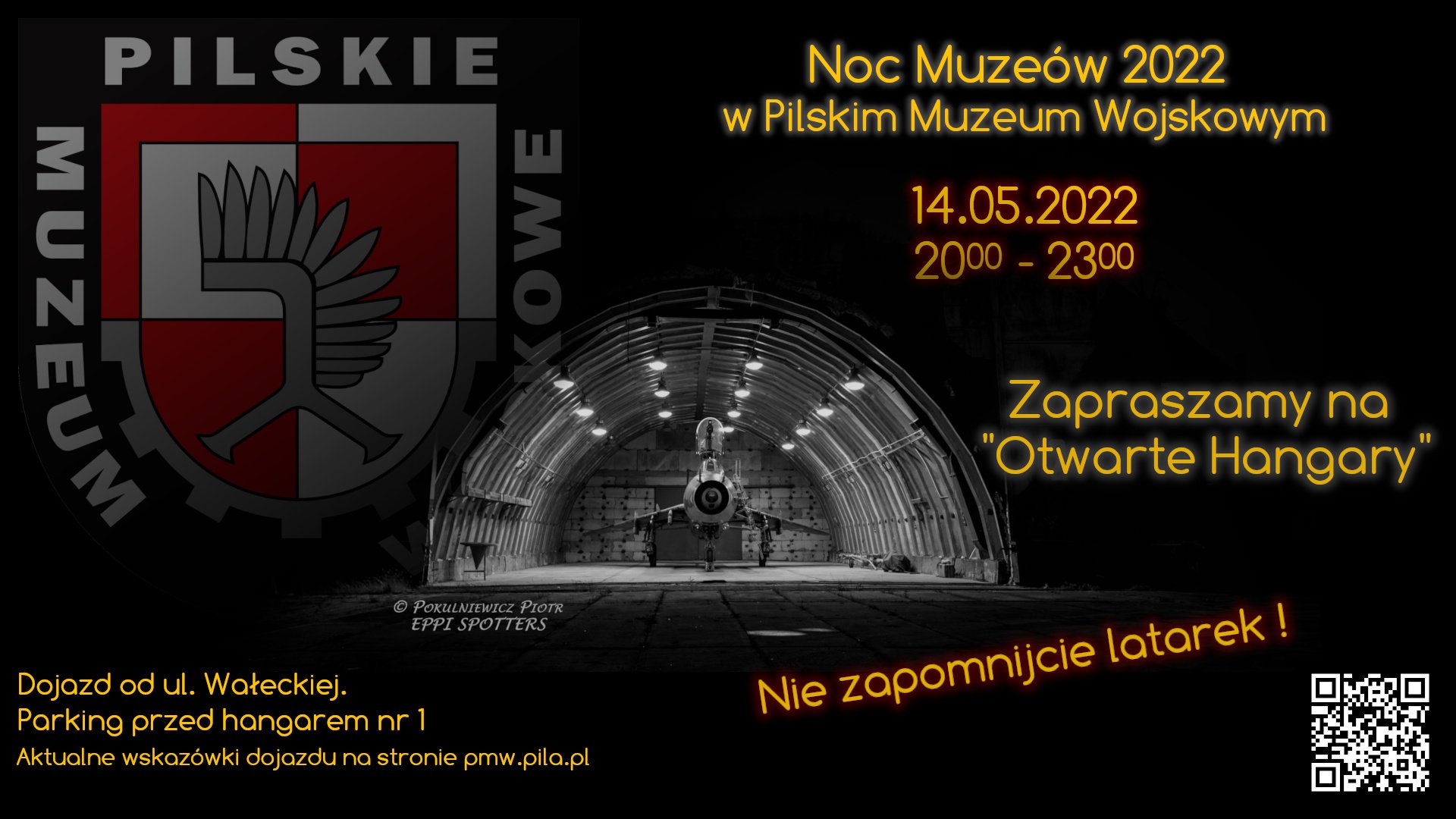 Po lewej stronie logo Pilskiego Muzeum Wojskowego, poniżej napis: Dojazd od ul. Wałeckiej, parking przed hangarem nr 1, aktualne wskazówki dojazdu na stronie pmw.pila.pl, na środku hangar z samolotem w środku (zdjęcie), napis: Noc Muzeów 2022, 14.05.2022, godzina 20:00-22:00. Nie zapomnijcie latarek, po prawej na dole kod QR