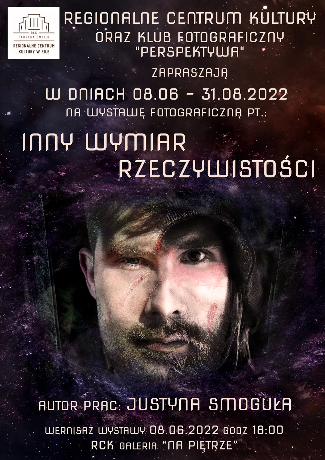 Regionalne Centrum Kultury oraz Klub Fotograficzny "perspektywa" zapraszają w dniach 8 czerwca - 31 sierpnia 2022 na wystawę fotograficzną pt. "inny wymiar rzeczywistości". Autor prac Justyna Smoguła wernisaż wystawy 8 czerwca 2022, godzina 18.00 RCK galeria "na piętrze". Zdjęcie mężczyzny w przestrzeni kosmicznej, postać wygląda jakby była złożona z dwóch twarzy sklejonych ze sobą w całość.