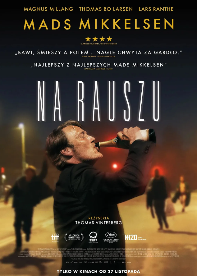 Plakat filmowy Na rauszu. Mężczyzna pije alkohol z&nbsp;butelki.