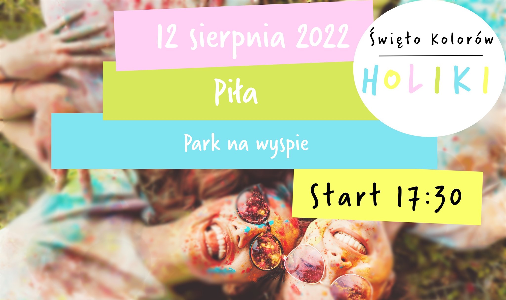 Święto kolorów Dwie dziewczyny posypane kolorowym proszkiem leżą na trawie. Treść: 12 sierpnia 2022, Piła, Park na Wyspie. Święto kolorów holiki, start: 17.30