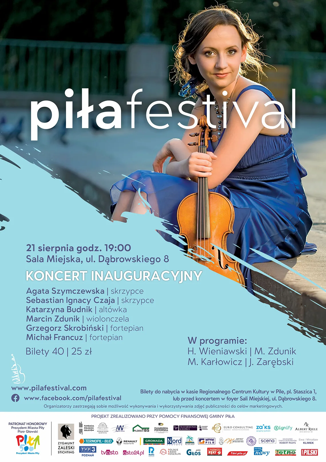 Piła festival 2022 Kobieta w eleganckiej niebieskiej sukni siedzi na schodach w plenerze. Trzyma w ręku skrzypce. Informacje o wydarzeniu piła festival 2022, 21 sierpnia 19.00 sala miejska, ul. Dąbrowskiego 8, koncert inauguracyjny