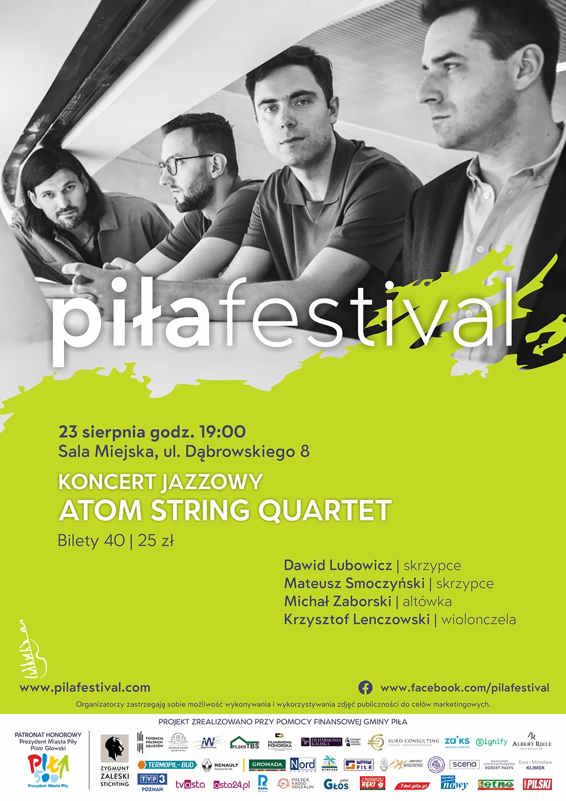 Czarno-białe zdjęcie portretowe przedstawiające czterech mężczyzn. Poniżej zielone tło, treść:  Koncert jazzowy 23 sierpnia 2022, godz. 19.00 bilet: 40 zł, 25 zł ulgowy Sala Miejska, ul. Dąbrowskiego 8   Atomic String Quartet: Dawid Lubowicz | skrzypce, Mateusz Smoczyński | skrzypce, Michał Zaborski | altówka, Krzysztof Lenczowski | wiolonczela. 