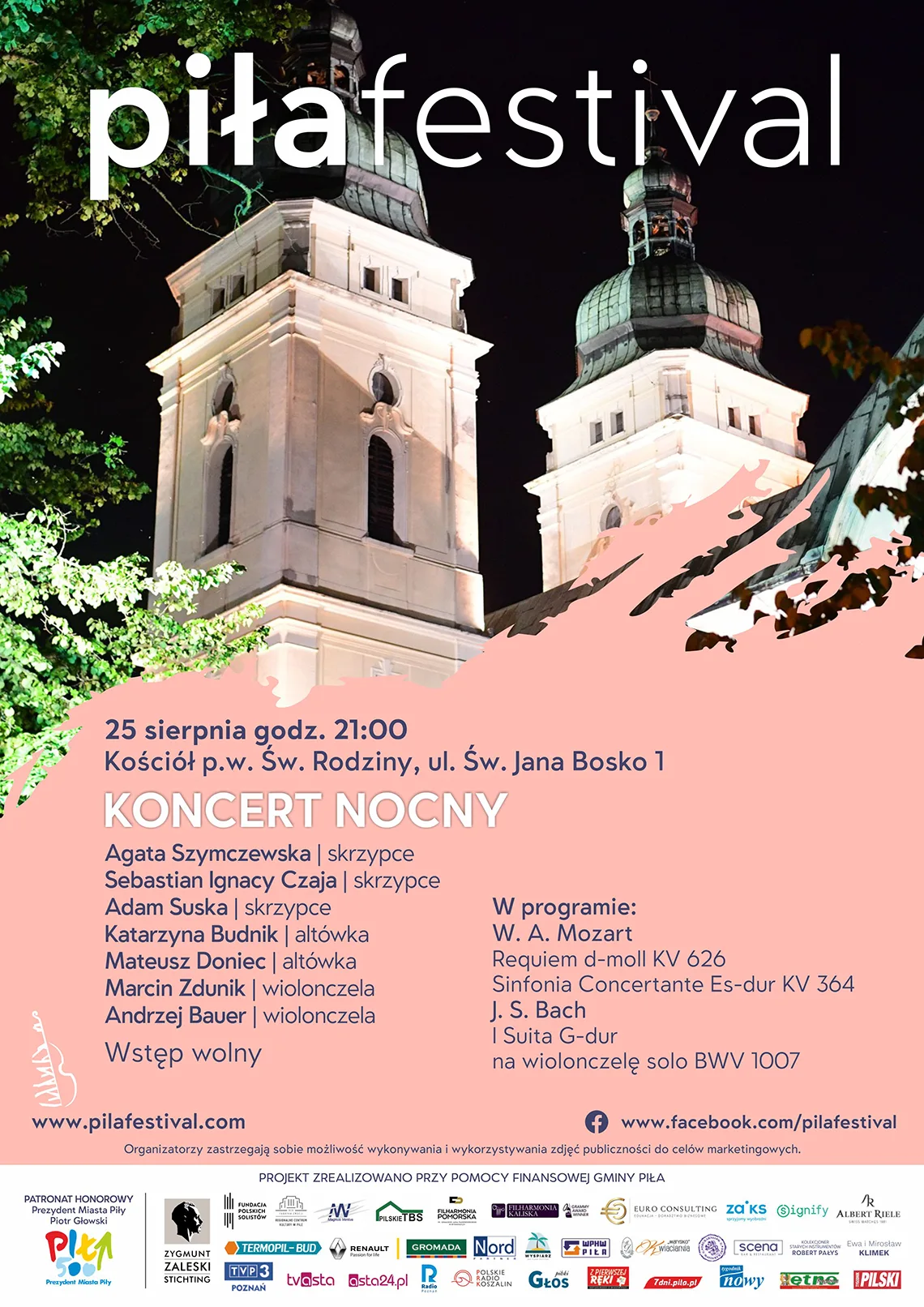 piła festival 2022 Noc, podświetlone dwie wieże kościoła, fragment korony drzewa. Treść: Koncert nocny 25 sierpnia 2022, godz. 21.00 wstęp wolny Kościół p.w. Św. Rodziny, ul. Św. Jana Bosko 1 Agata Szymczewska | skrzypce, Sebatian Ignacy Czaja | skrzypce, Adam Suska | skrzypce, Katarzyna Budnik | altówka, Mateusz Doniec | altówka, Andrzej Bauer | wiolonczela, Marcin Zdunik | wiolonczela Program: Wolfgang Amadeus Mozart: Sinfonia Concertante Es-dur KV 364 (anonimowe opracowanie na sekstet smyczkowy z czasów kompozytora); Requiem d-moll (opracowanie na sekstet smyczkowy Marcina Zdunika); Fuga "Amen" została skomponowana przez autora opracowania na podstawie szkicu W.A.Mozarta Johann Sebastian Bach: I Suita G-dur na wiolonczelę solo BWV 1007
