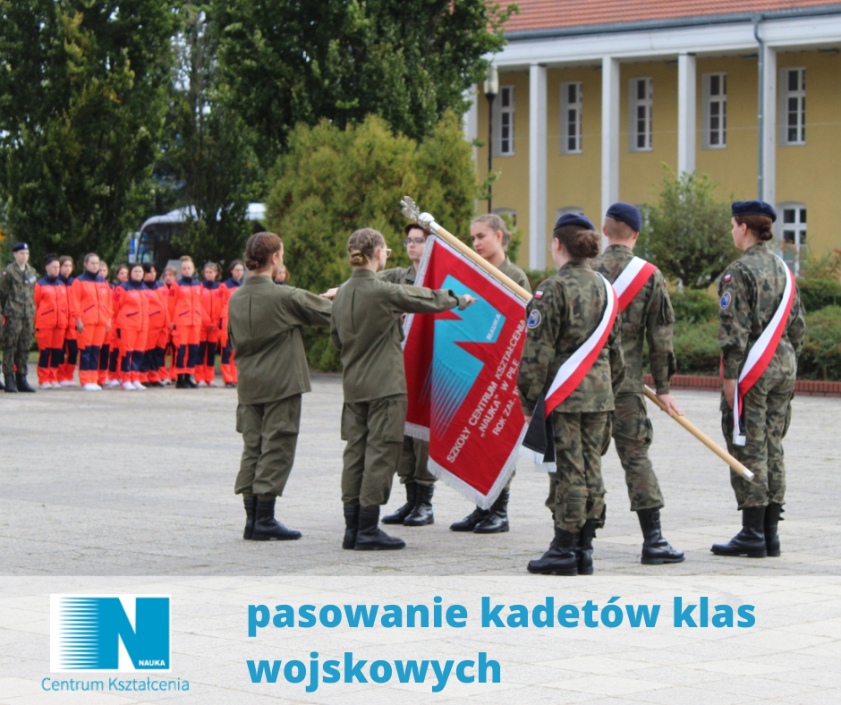 grupa uczniów składa ślubowanie, jeden trzyma flagę, w&nbsp;tle inni uczniowie 