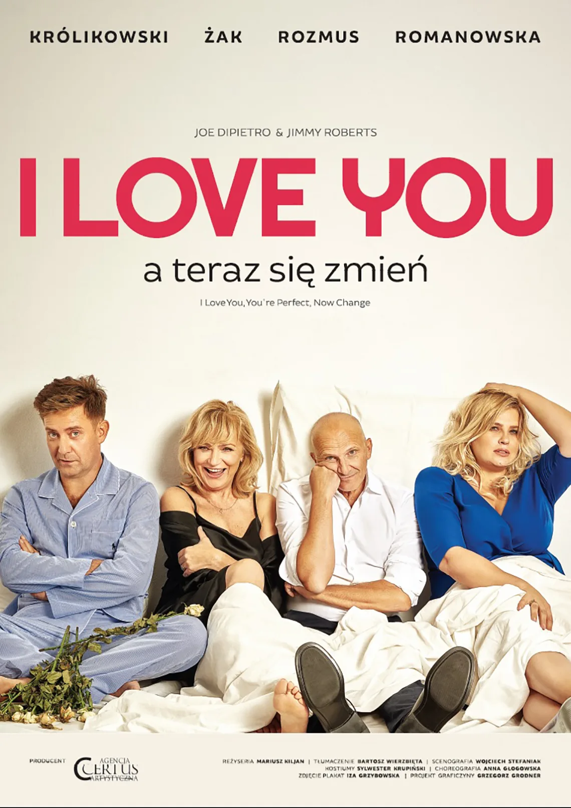 Dwie kobiety i&nbsp;dw&oacute;ch mężczyzn siedzą na&nbsp;ł&oacute;żku oparci pod ścianę, na&nbsp;kolanach jednego z&nbsp;mężczyzn leżą r&oacute;że. Treść: I Love you a&nbsp;teraz się zmień.