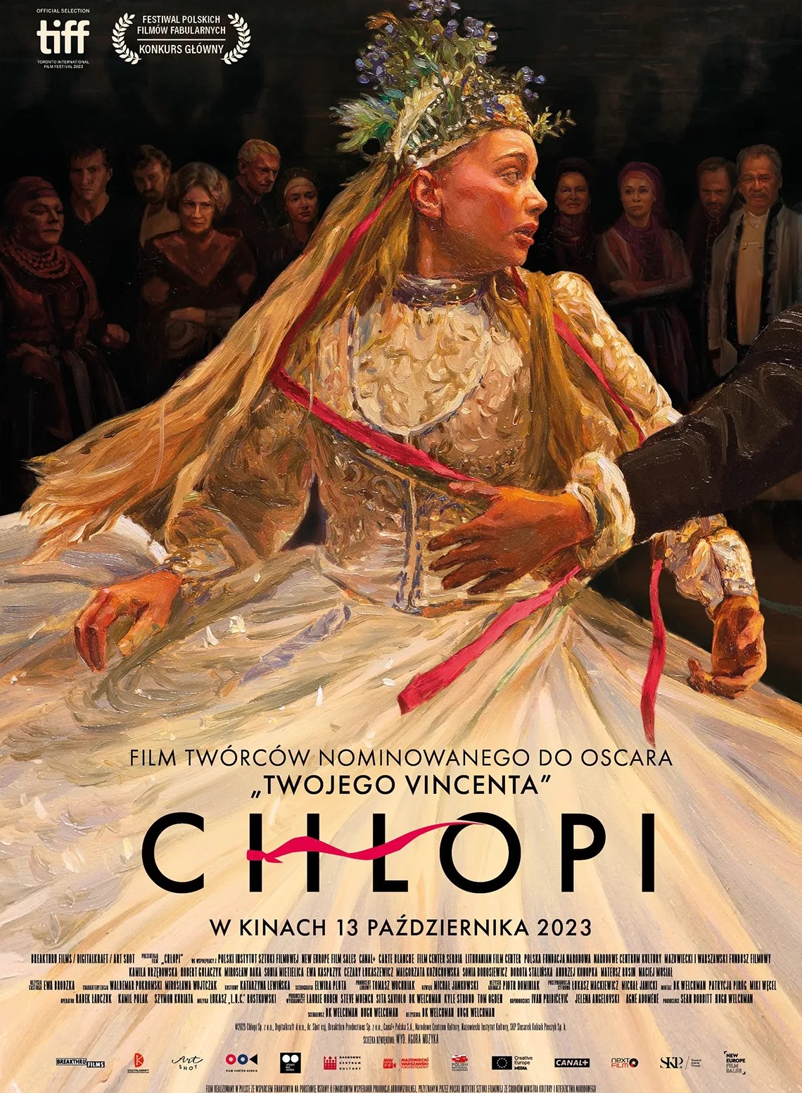 Plakat promujący film pod tytulem "Chłopi". Kadr z&nbsp;film z&nbsp;tanczącą w&nbsp;ludowym stroju kobietą. Widać rękę partnera. W tle tłum przyglądających się ludzi. Napis; Film tw&oacute;rc&oacute;w nominowanego do Oscara "Twojego Vincenta". "Chłopi". 