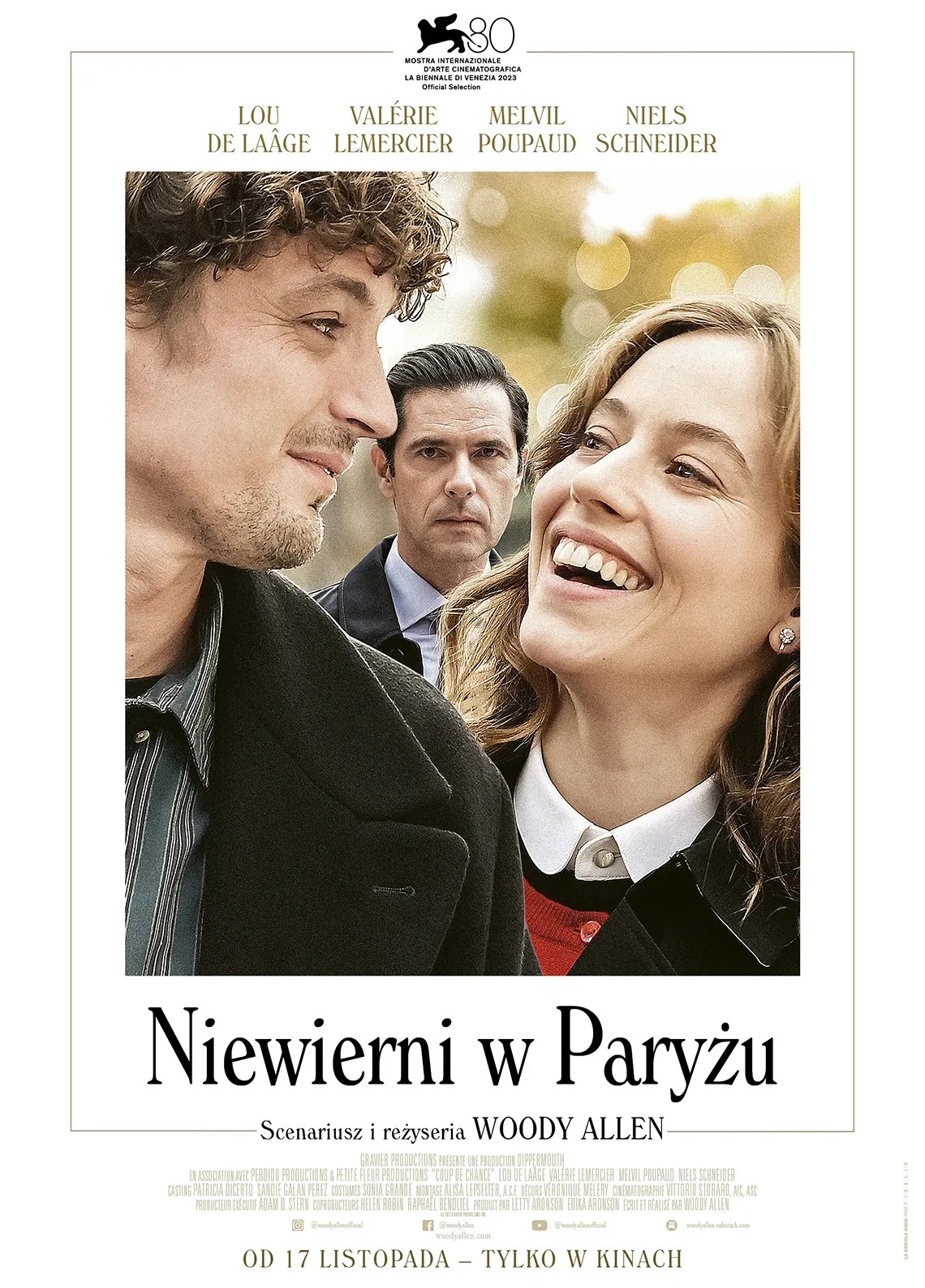 Plakat promujący film pod tytułem "Niewinni w&nbsp;Paryżu". Kadr z&nbsp;filmu na&nbsp;kt&oacute;rym widać na&nbsp;pierwszym planie młodych uśmiechających się do siebie kobietę i&nbsp;mężczynę. Na drugim planie obserwujących i&nbsp;męzczyzna w&nbsp;średnim wieku. Napis: Niewierni w&nbsp;Paryżu. Reżyseria Woody Allen. 