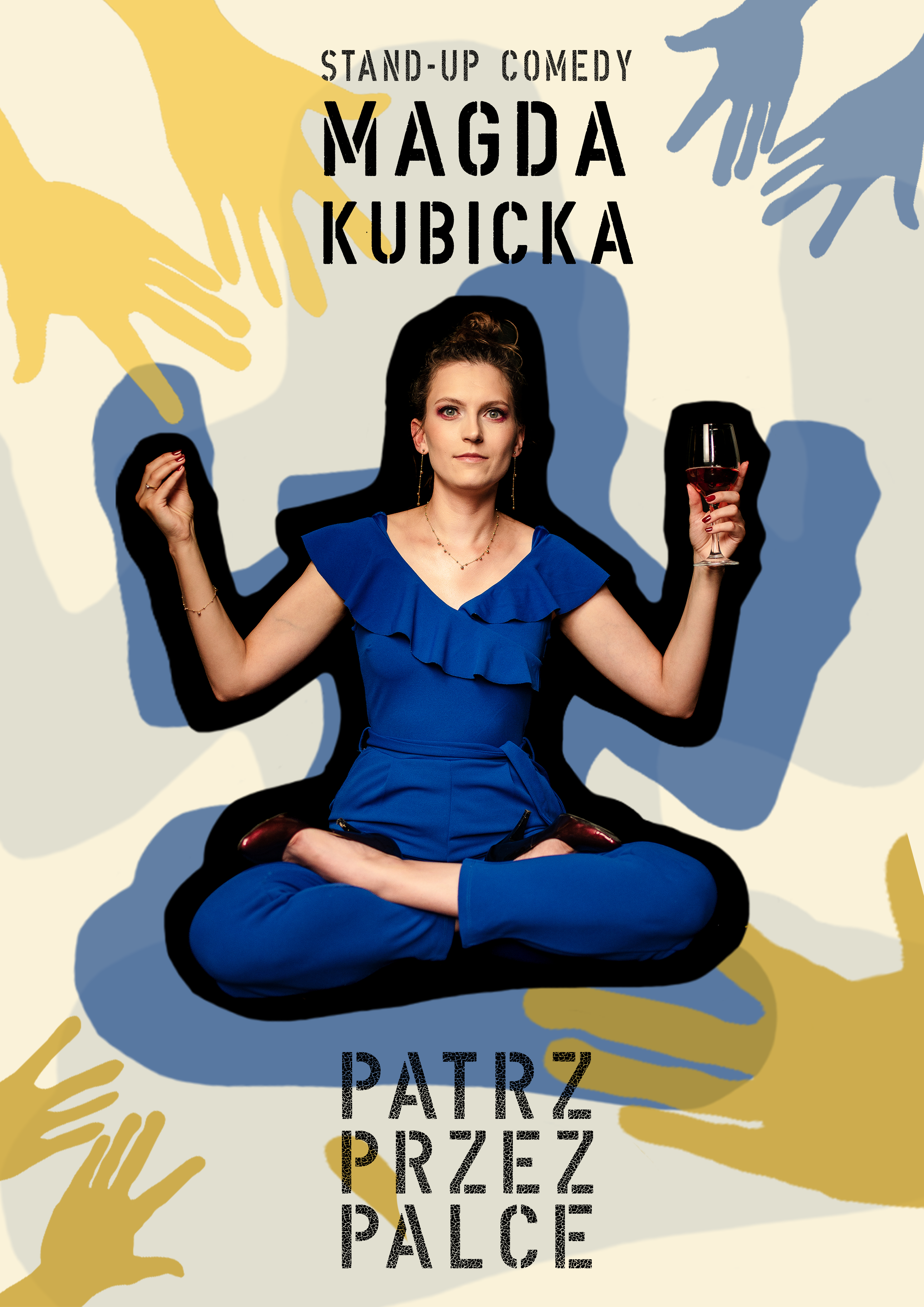 kobieta w niebieskim kombinezonie siedzi po turecku. W jednej ręce trzyma kieliszek z winem, napis: Magda Kubicka stand up comedy, patrz przez palce