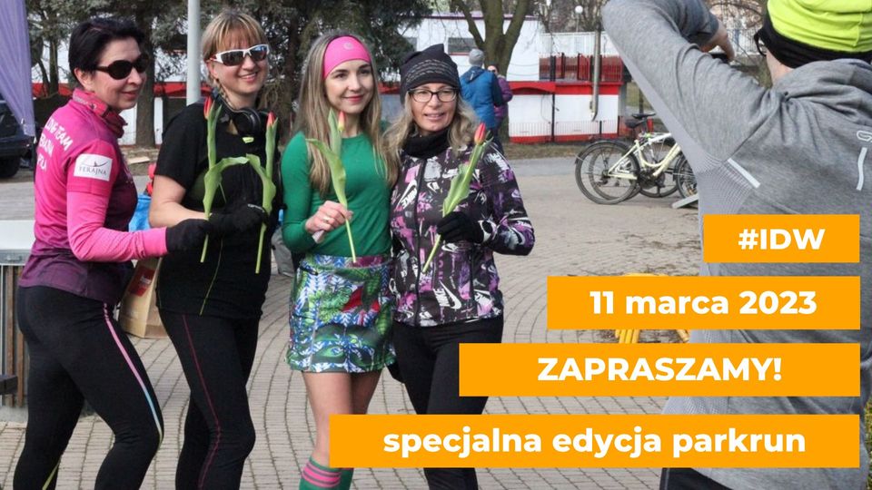 Cztery kobiety w strojach sportowych trzymają w dłoniach tulipany, stoją na świeżym powietrzu. Treść: IDW 11 marca 2023, zapraszamy! specjalna edycja parkrun