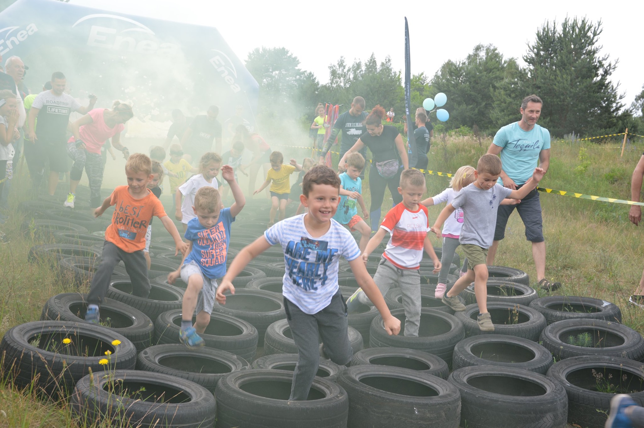 Miki Run: ruszyły zapisy Dzieci na świeżym powietrzu, biegną pokonując przeszkodę na trasie wyłożonej oponami.