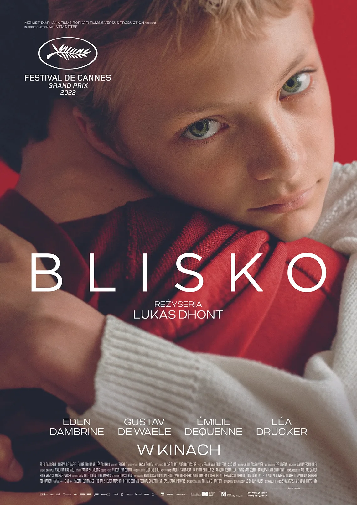 Plakat: Blisko Twarz chłopca przytulającego inne dziecko. Treść Blisko reżyseria Lukas Dhont