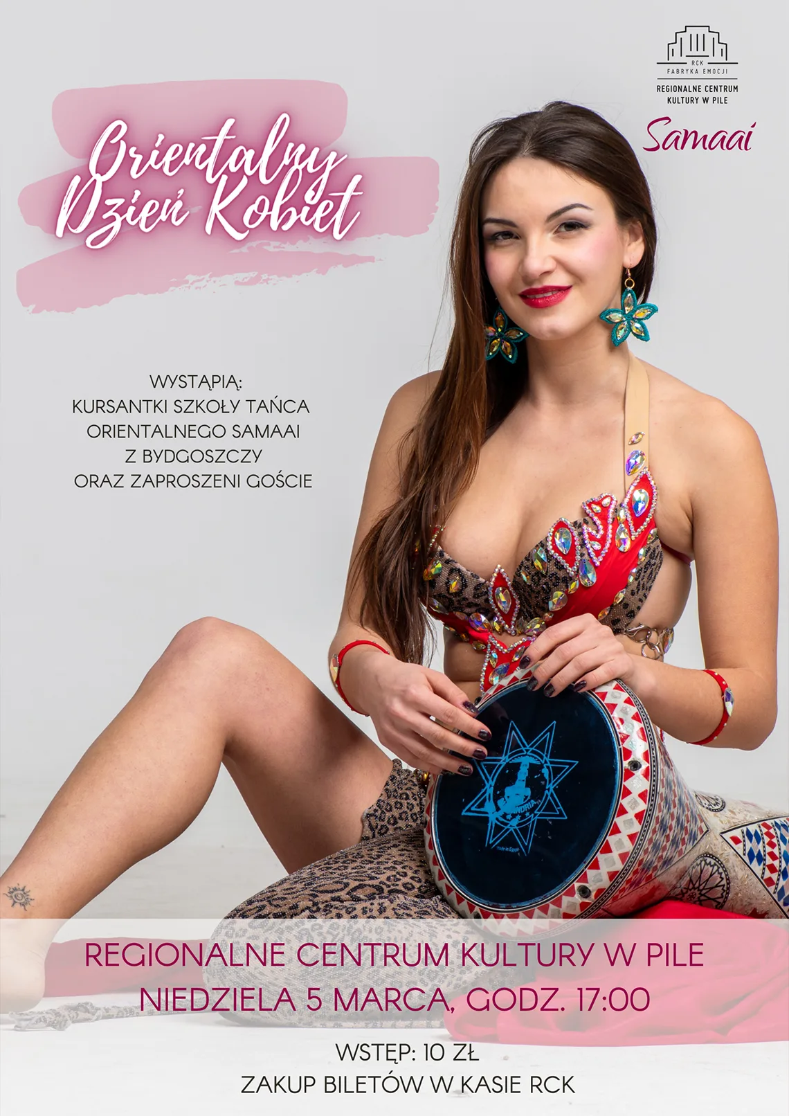 Orientalny Dzień Kobiet Kobieta ubrana we wzorzysty strój do tańca brzucha siedzi i trzyma bębenek. Treść: Orientalny Dzień Kobiet, logo RCK, Samaai, Wystąpią: kursantki szkoły tańca orientalnego samami z Bydgoszczy oraz zaproszeni goście. Regionalne Centrum Kultury w Pile, 5 marca, godzina 17.00, wstęp: 10 złotych, zakup bilatów w kasie RCK
