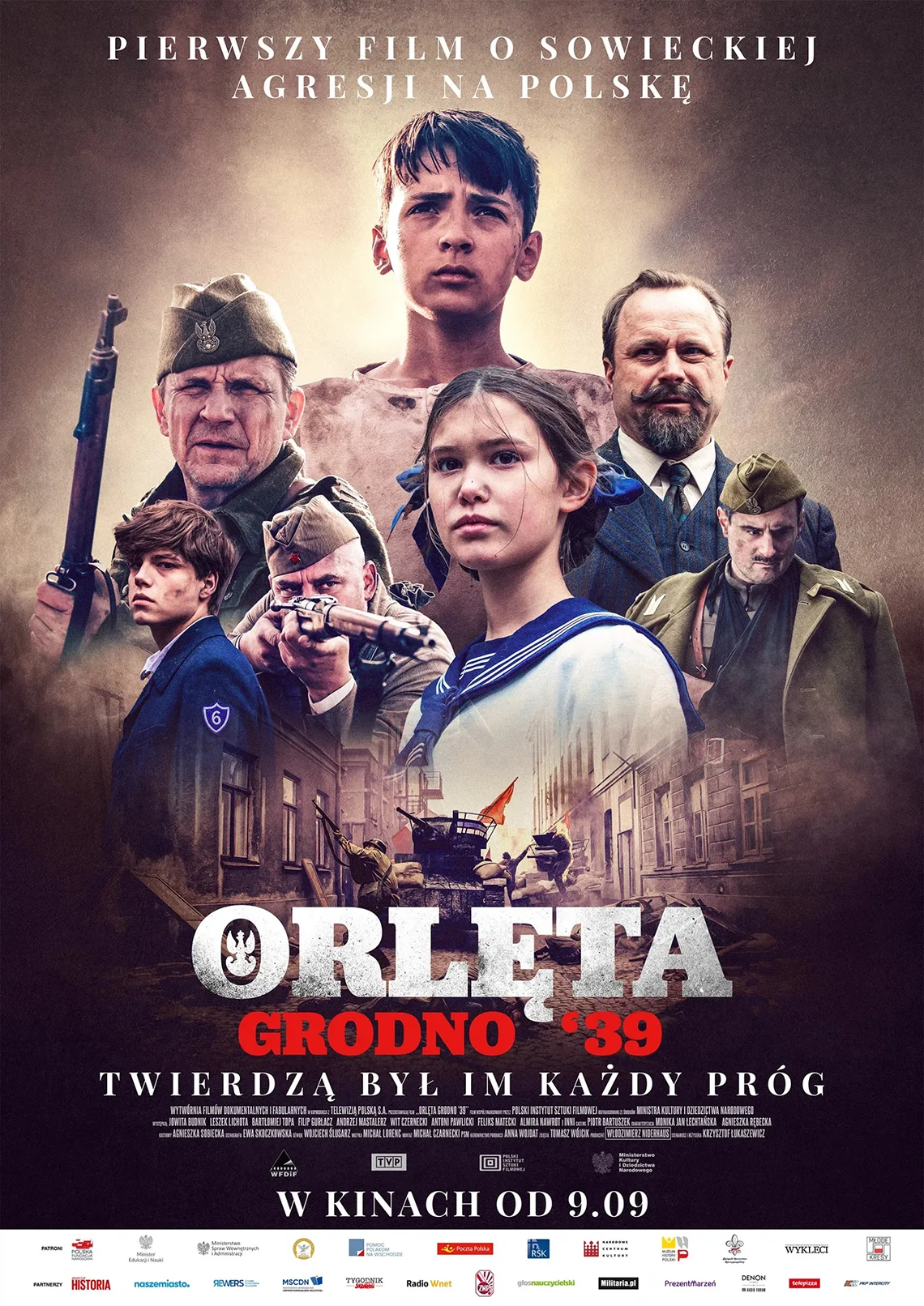 Orlęta. Grodno’39 Czterech dorosłych mężczyzn, trzech z nich mundurach, jeden celuje z broni. Dwóch mężczyzn ma na czapkach symbol orła. Wśród postaci także dzieci, nastolatkowie. treść: Pierwszy film o sowieckiej agresji na Polskę. Orlęta Grodno '39. Twierdzą był im każdy próg