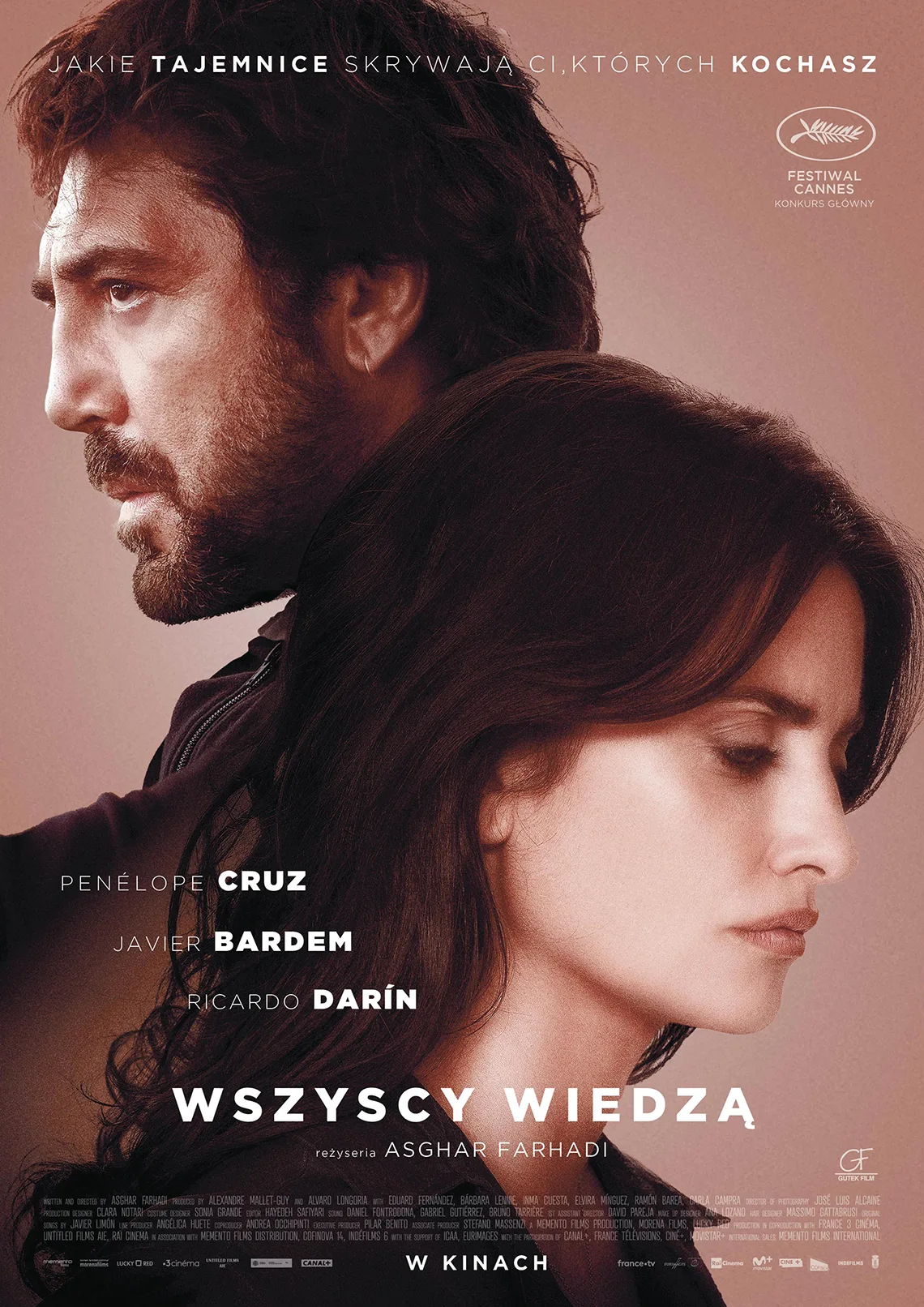 PLAKAT Na pierwszym planie portret kobiet, za nią mężczyzny. Treść: Wszyscy wiedzą reżyseria Asghar Farhadi, jakie tajemnice skrywają Ci, których kochasz
