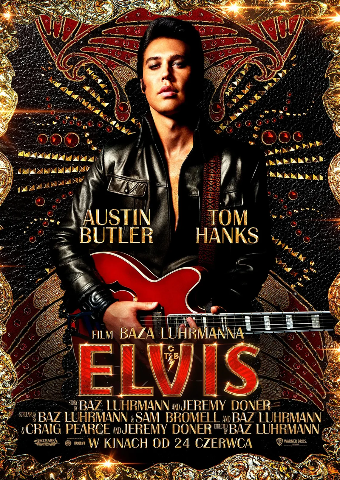 Mężczyzna w skórzanej kurtce, trzyma gitarę. W tle złoto-czerwone wzory. Treść: Austin Butler, Tom Hanks, film Baza Luhrmanna Elvis. 