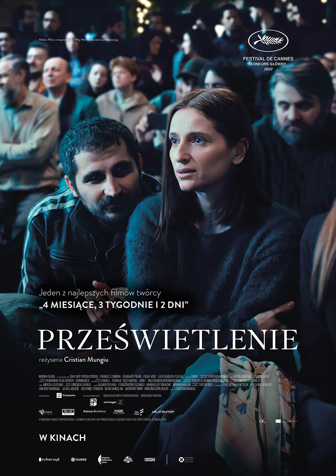 Wieczór dobrego kina: Prześwietlenie PLAKAT. Na pierwszym planie kobieta i mężczyzna siedzący obok siebie, w tle inni ludzie. Treść: Jednak z najlepszych filmów twórcy "4 miesiące, 3 tygodnie i 2 dni" Prześwietlenie reżyseria Cristian Mungiu