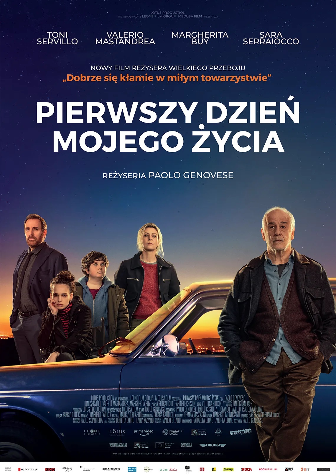 plakat filmowy, napis: pierwszy dzień mojego życia, grupa osób przy samochodzie, na pierwszym planie starszy mężczyzna, informacje o obsadzie