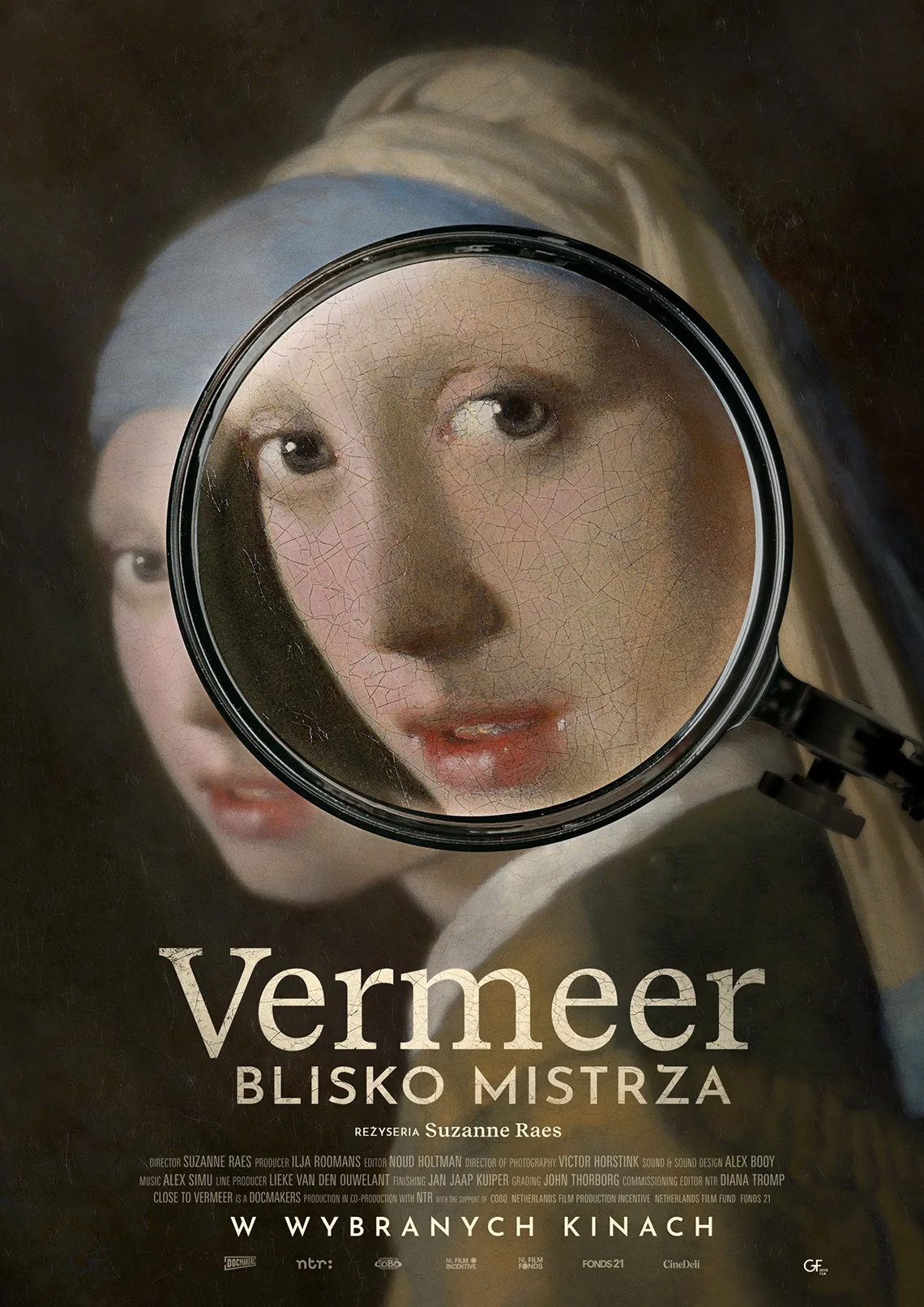 portret kobiety, namalowany na płótnie, kobieta spogląda przez ramię, na niej nałożona lupa