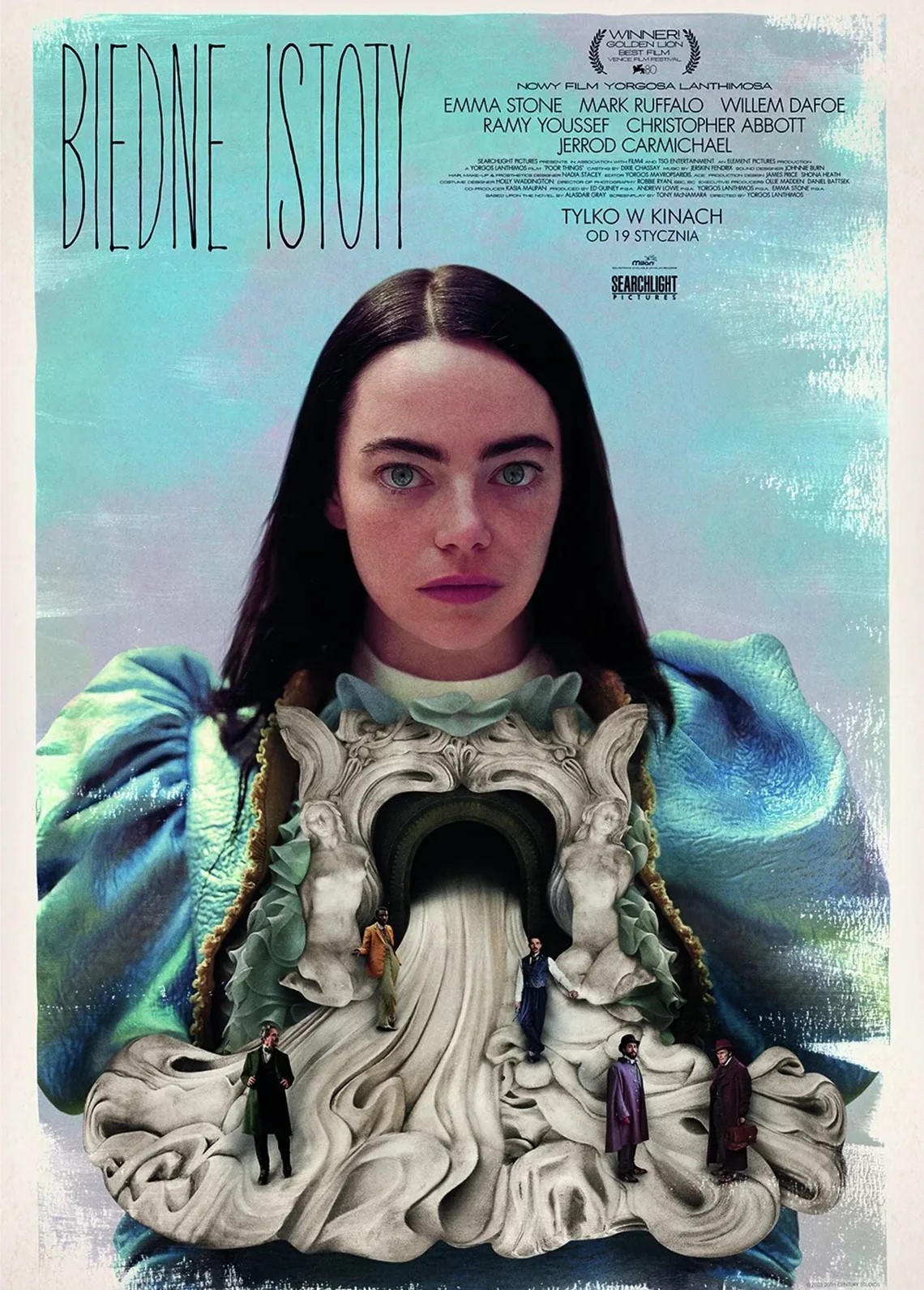 Plakat promujący film pod tytułem "biedne istoty". Regionalne Centrum Kultury; 22 lutego 2024, godz. 18.00; bilet: 20 zł  2 x ZŁOTY GLOB, MFF w&nbsp;Wenecji - ZŁOTY LEW, Camerimage - BRĄZOWA ŻABA i&nbsp;Nagroda Publiczności, dwie nagrody NBR, CFCA - Najlepsza aktorka, najlepsze kostiumy, FFCC - Najlepszy scenariusz adaptowany, LAFCA - Nagroda dla Emmy Stone i&nbsp;za Najlepsze zdjęcia, SFBAFCC - Najlepsza aktorka (Poor Things) romans, Sci-Fi, USA, Irlandia, Wielka Brytania (141 min.) reż. Y&oacute;rgos L&aacute;nthimos wyst.: Emma Stone, Mark Ruffalo, Willem Dafoe, Ramy Youssef Niesamowita opowieść o&nbsp;ewolucji Belli Baxter (Emma Stone), młodej kobiety, kt&oacute;ra zostaje przywr&oacute;cona do życia przez genialnego i&nbsp;niekonwencjonalnego naukowca, doktora Godwina Baxtera (Willem Dafoe). Pod jego opieką Bella chętnie uczy się wszystkiego od nowa, ale&nbsp;chce też doświadczyć pełni życia. W poszukiwaniu nowych doznań wyrusza w&nbsp;burzliwą i&nbsp;pełną przyg&oacute;d podr&oacute;ż przez kontynenty w&nbsp;towarzystwie sprytnego i&nbsp;rozpustnego prawnika, Duncana Wedderburna (Mark Ruffalo). Wolna od uprzedzeń swoich czas&oacute;w, Bella z&nbsp;determinacją dąży do celu, jakim jest walka o&nbsp;r&oacute;wność i&nbsp;niezależność.