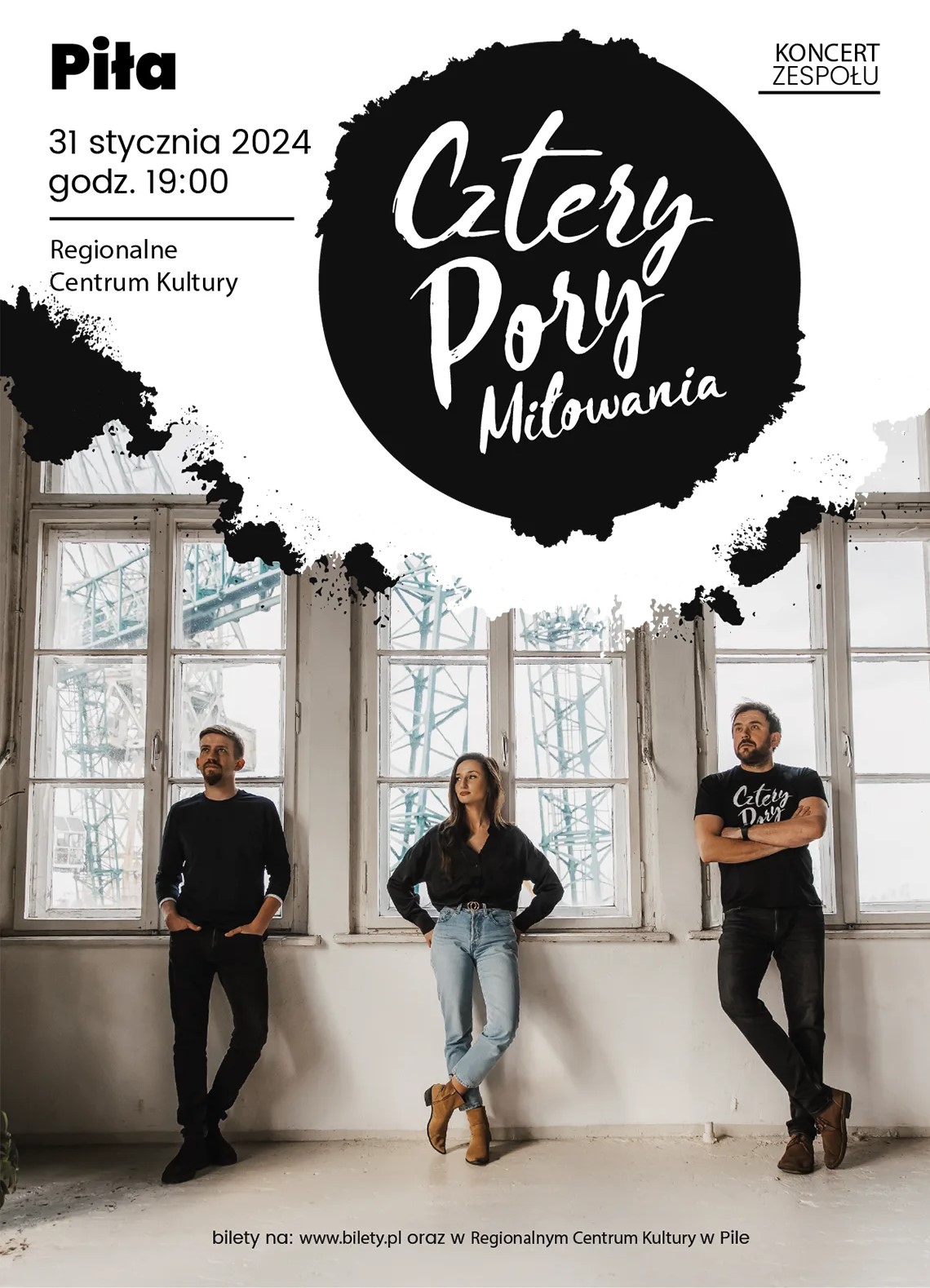 Czarno biały plakat promujący koncert zespołu Cztery Pory Miłowania. Na zdjęciu artyści stoją na&nbsp;tle okna. Cztery Pory Miłowania to obecnie najszybciej zdobywający popularność zesp&oacute;ł na&nbsp;polskiej scenie muzycznej, wykonujący muzykę w&nbsp;nurcie poezji śpiewanej i&nbsp;folku. Ich niezwykła zdolność do rozbudzania emocji, wzruszania słowem i&nbsp;muzyką, sprawia że&nbsp;trafiają prosto do ludzkich serc - zaskakując i&nbsp;zachwycając. Cieszą się ogromnym uznaniem wśr&oacute;d fan&oacute;w, czego odzwierciedleniem są pełne sale koncertowe, owacje na&nbsp;stojąco oraz&nbsp;fantastyczna, wyjątkowa i&nbsp;rozśpiewana publiczność. Regularnie koncertują, realizując zadanie pozostawiania we wszystkich słuchaczach refleksji i&nbsp;tęsknoty za miłowaniem życia i&nbsp;drugiego człowieka. Na scenie emanują szczerością, pokorą i&nbsp;dobrym humorem. Wokalistą, gitarzystą, konferansjerem, autorem muzyki, liderem i&nbsp;założycielem zespołu jest utalentowany i&nbsp;charyzmatyczny Michał Miotke. To jego poruszający głos usłyszeć możecie przy mikrofonie. Gitarzystą basowym, wsp&oacute;łzałożycielem zespołu i&nbsp;autorem kilku piosenek jest Patryk Wendrowski, nietuzinkowy wirtuoz gitary basowej z&nbsp;wybitną wyobraźnią muzyczną. Całość aranżacji muzycznych swoim talentem instrumentalnym i&nbsp;wokalnym ubogaca znakomita pianistka Malwina Groenwald.  Zesp&oacute;ł w&nbsp;swojej karierze wydał cztery płyty studyjne, a&nbsp;już w&nbsp;grudniu tego roku pojawi się ich najnowszy piąty album. Cztery Pory Miłowania to grupa dobrych znajomych muzykujących ze sobą od dzieciństwa.