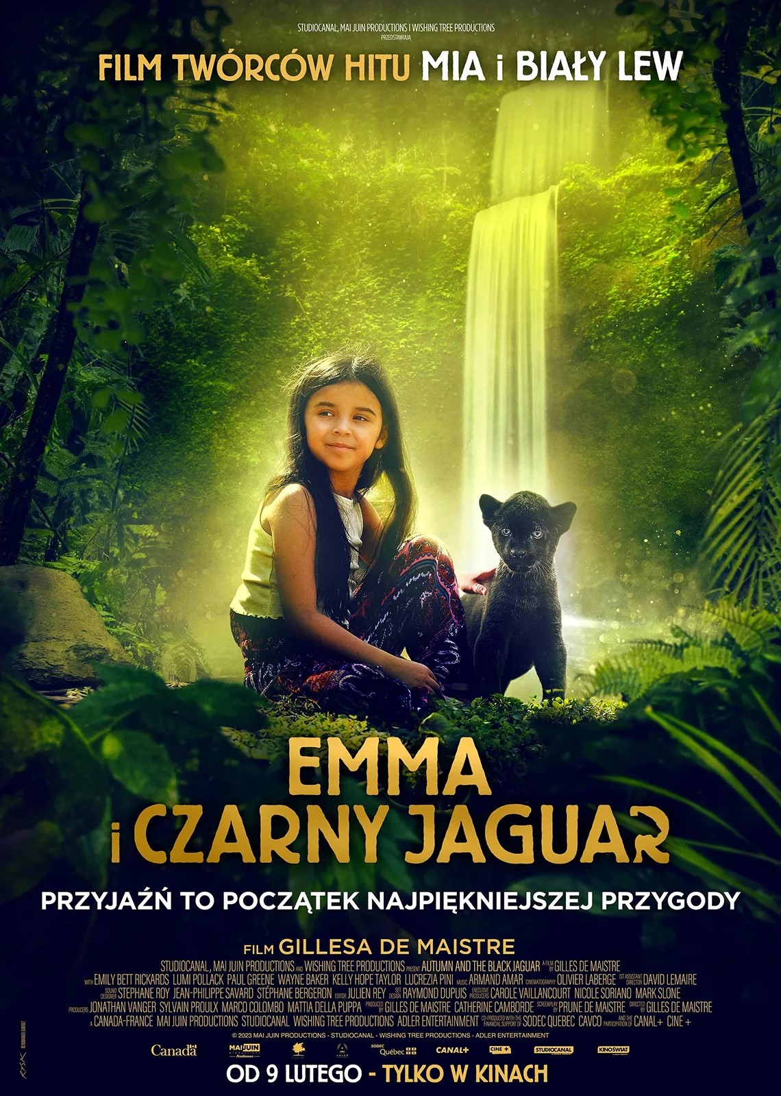 Plakat promujący film pod tytułem "Emma i&nbsp;czar4ny jaguar" w&nbsp;ramach cyklu Ferie w&nbsp;Kinie.  Regionalne Centrum Kultury; 16 lutego 2024, godz. 10.30 19 lutego 2024, godz. 10.00, 16.00 20 lutego 2024, godz. 10.30, 16.00 21 lutego 2024, godz. 12.00, 16.00 22 lutego 2024, godz. 10.00, 16.00 23 lutego 2024, godz. 10.00 bilet: 20 zł, 15 zł ulgowy  Le dernier jaguar) familijny, przygodowy, Francja (100 min.) reż. Gilles de Maistre wyst.: Lumi Pollack, Emily Bett Rickards, Paul Greene, Wayne Charles Baker Sympatyczna Emma dorasta w&nbsp;amazońskiej dżungli, mając za towarzysza przyg&oacute;d i&nbsp;zabaw Hope - małego czarnego jaguarka. Niestety, ich piękna i&nbsp;zażyła relacja kończy się wraz z&nbsp;przeprowadzką dziewczynki do Nowego Jorku. Z dala od rodzinnych stron, Emma nie przestaje jednak&nbsp;marzyć o&nbsp;powrocie do deszczowych las&oacute;w i&nbsp;ukochanego zwierzaka. Mijają lata. Nastoletnia już Emma, kt&oacute;ra z&nbsp;czasem przyzwyczaiła się do życia w&nbsp;wielkim mieście, odkrywa, że&nbsp;amazońskiej puszczy zagrażają okrutni łowcy zwierząt. Nie wahając się ani&nbsp;chwili, dziewczynka wyrusza do krainy dzieciństwa, aby uratować swojego przyjaciela. Pomaga jej w&nbsp;tym przebojowa nauczycielka biologii - pani Anja. Razem zrobią wszystko, by odnaleźć Hope i&nbsp;ocalić jaguara przed tymi, kt&oacute;rzy dla zysku nie zawahają się zniszczyć dzikiej przyrody. Informacje tekstowe uzupełnia zdjęcie dziewczynki i&nbsp;czarnego jaguara w&nbsp;dżungli.