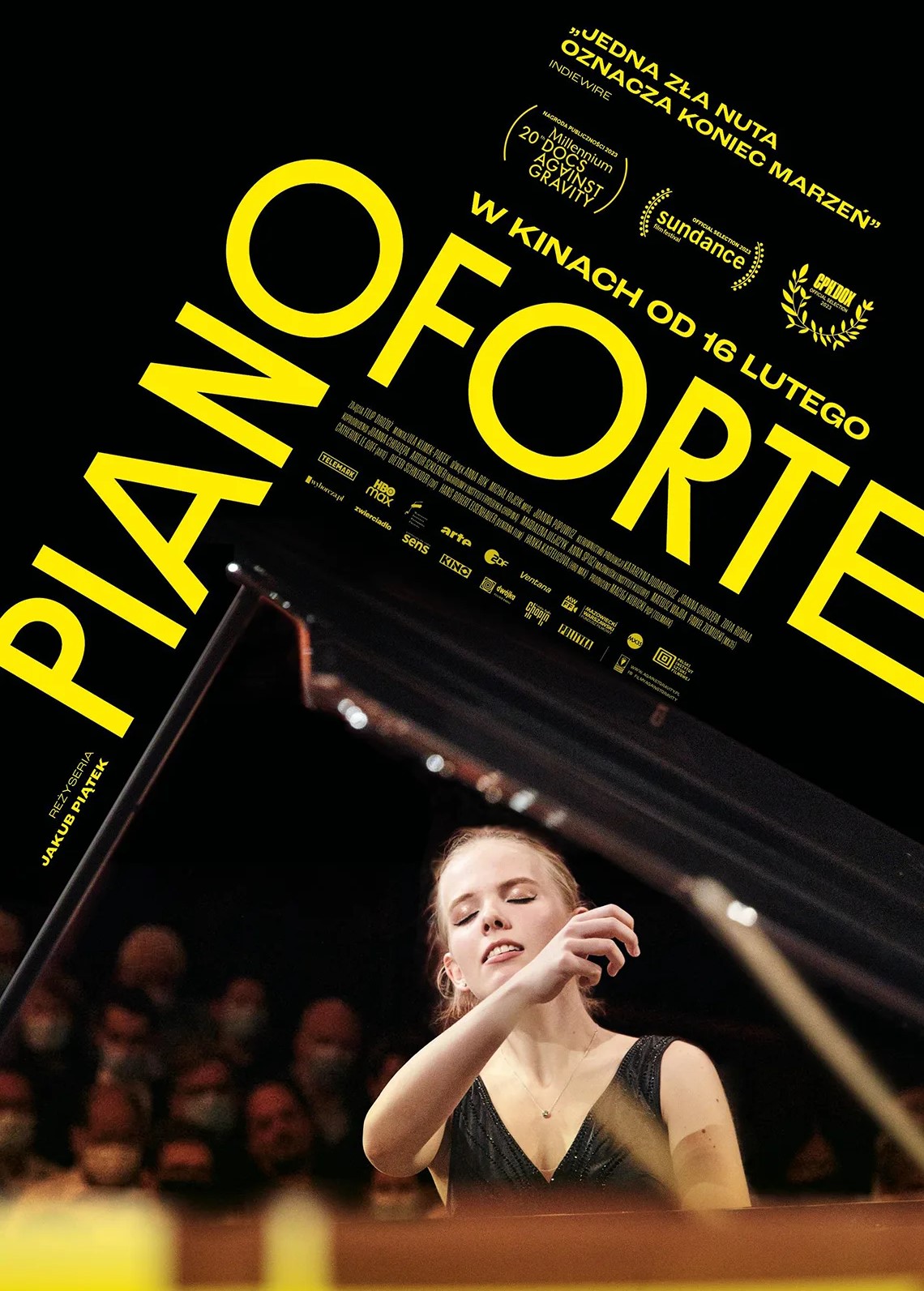 Plakat promujący film pod tytułem "Pianoforte" w&nbsp;ramach cyklu WDK w&nbsp;RCK. Regionalne Centrum Kultury; 15 lutego 20244, godz. 18.00; bilet: 20 zł  MILLENIUM DOCS GRAVITY - Nagroda Publiczności, Nagroda Specjalna - Grand Prix, Nagroda za Najlepszy Polski Film, MŁODZI I FILM - Nagroda za reżyserię, Nagroda Dziennikarzy dokument, Polska (89 min.) reż. Jakub Piątek W trakcie eliminacji jest ich 160, a&nbsp;do finału trafia zaledwie 12 os&oacute;b. Konkurs Chopinowski jest najstarszym tej rangi wydarzeniem na&nbsp;świecie. Odbywa się co 5 lat w&nbsp;Warszawie i&nbsp;wzięli w&nbsp;nim udział największej sławy pianiści, tacy jak: Dymitr Szostakowicz, Maurizio Pollini, Martha Argerich, Rafał Blechacz, Seong-Jin Cho, Dang Thai Sona i&nbsp;Krystian Zimerman. To ogromne emocje, zar&oacute;wno na&nbsp;estradzie, jak i&nbsp;na widowni oraz&nbsp;wielka szansa, kt&oacute;ra zdarza się raz w&nbsp;życiu. Bohaterami filmu jest kilku młodych uczestnik&oacute;w konkursu z&nbsp;r&oacute;żnych stron świata, kt&oacute;rych życie od dzieciństwa było podporządkowane grze na&nbsp;fortepianie. Niczym sportowcy na&nbsp;olimpiadzie biorą udział w&nbsp;najbardziej prestiżowym pianistycznym wydarzeniu, kt&oacute;re jest ważnym momentem i&nbsp;może zmienić ich życie na&nbsp;zawsze. Obserwujemy ich w&nbsp;trakcie przygotowań i&nbsp;prywatnie. Narracja podporządkowana jest regułom konkursu i&nbsp;podzielona jest na&nbsp;trzy etapy oraz&nbsp;finał. Wszyscy dzielą podobne marzenie i&nbsp;zostaną bezlitośnie zweryfikowani przez konkursowy mechanizm - okaże się, że&nbsp;ilość miejsc na&nbsp;podium jest ograniczona, więc&nbsp;część z&nbsp;nich odpadnie, a&nbsp;tylko nieliczni trafią do finału. Informację tekstową uzupełnia zdjęcie pianistki na&nbsp;pierwszym planie oraz&nbsp;publiczność na&nbsp;planie drugim.
