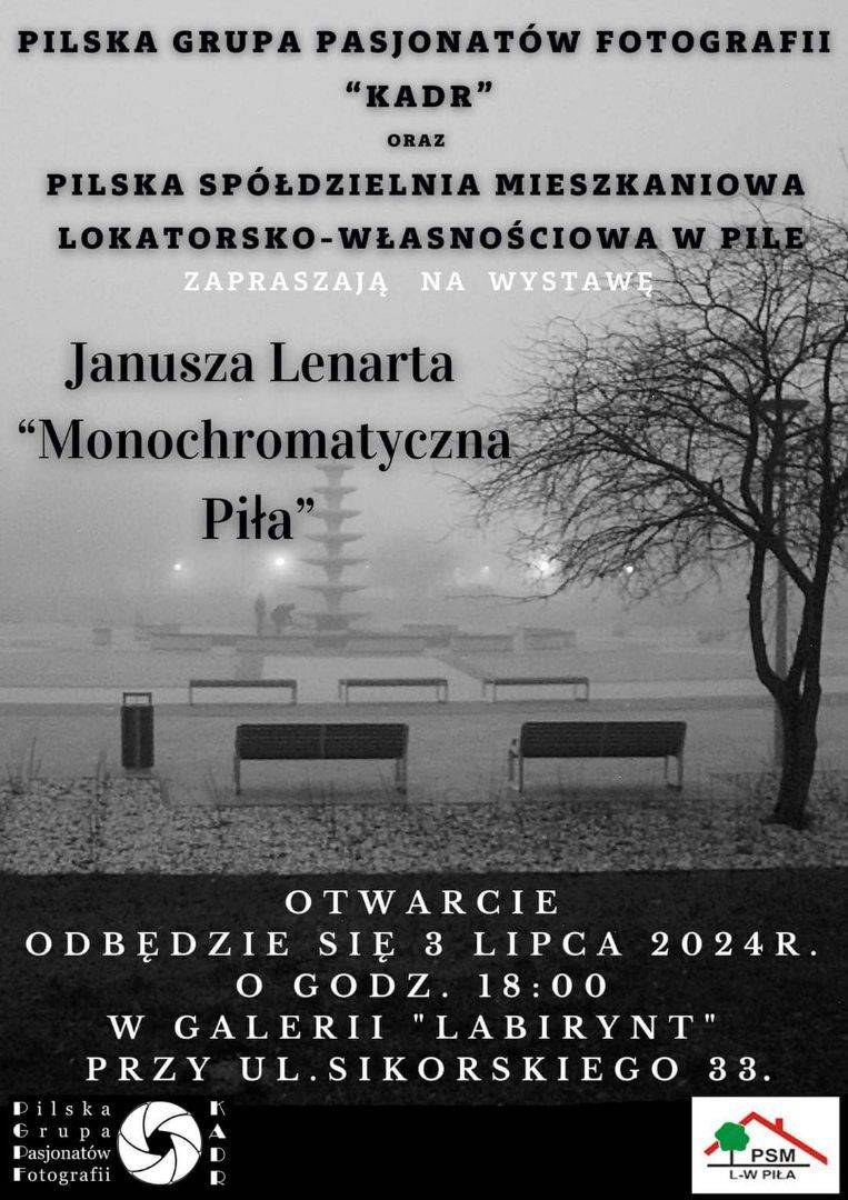 Czarno białe zdjęcie na&nbsp;kt&oacute;ej widać zamglony park z&nbsp;ławkami, drzewami i&nbsp;fontanną, przy kt&oacute;rej widac dwoje ludzi. Widnieje r&oacute;wnież następująca informacja tekstowa: "Monochromatyczna Piła|Wystawa fotografii Janusza Lenarta; Galeria &bdquo;Labirynt&rdquo;, ul. Sikorskiego 33; 3 lipca 2024 r., godz. 18:00"
