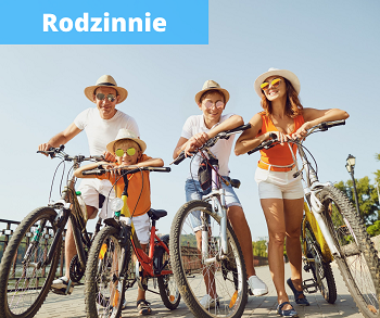 rodzina w strojach letnich stoi oparta o rowery, napis: Rodzinnie