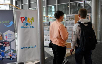 Zdjęcie przedstawia studentów PP oraz stoisko promocyjne Miasta Piła 