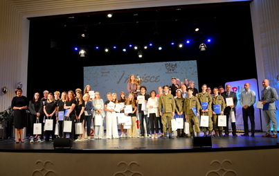 Zdjęcie przedstawia uczestników Pilskiej Akademii Umiejętności podczas Gali Finałowej konkursu