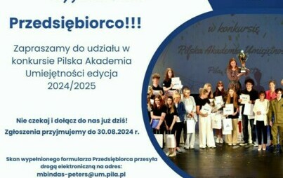 Grafika przedstawia informację o naborze przedsiębiorców w konkursie Pilska Akademia Umiejętności edycja 2024/2025. Grafika jest w kolorze niebieskim. Z prawej strony znajduje się zdjęcie uczestników z gali finałowej trzymających puchar. Regulamin konkurs