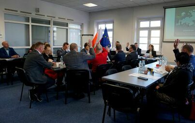 Posiedzenie zaopiniowania dokumentu Strategii Zintegrowanych Inwestycji Terytorialnych Miejskiego Obszaru Funkcjonalnego Piły. Na zdjęciu uczestniczy spotkania, przedstawiciele gmin głosujący w dniu 01 grudnia 2023 r.