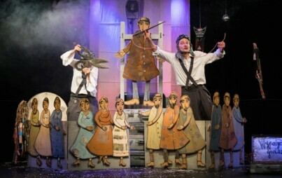 Przedstawienie teatralne z lalkami z kartonu