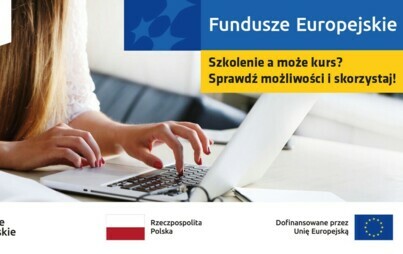 Zdjęcie przedstawia kobietę piszącą na laptopie, obok na biurku leżą dokumenty. W prawym górnym rogu tytuł: Fundusze Europejskie. Szkolenie a może kurs? Sprawdź możliwości i skorzystaj! W lewym górnym rogu logo WARP. Na dole grafiki logotypy Funduszy Euro