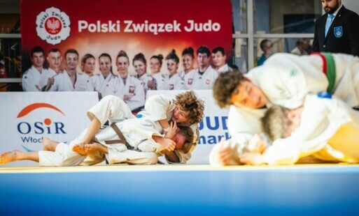 Zawodnicy judo podczas walki na macie, w tle napis Polski Związek Judo