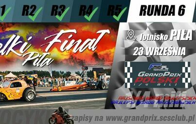 Wyścigowe samochody i grupa obserwujących ludzi. Grand Prix Polski 1/4 mili, wielki finał Piła. 23 września, lotnisko Piła