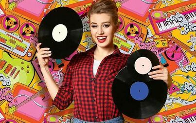 Kobieta trzyma w dłoniach trzy płyty winylowe. W tle kolorowe wzory związane z muzyką.